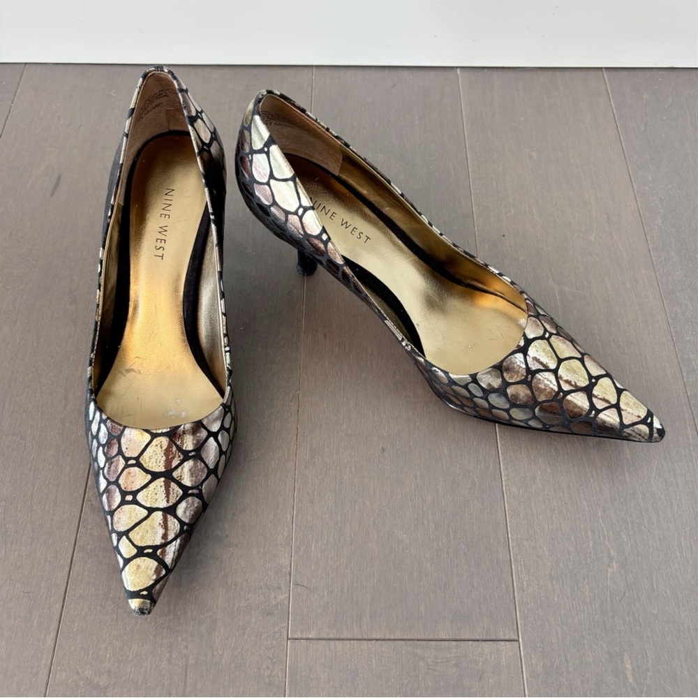 NINE WEST Snakeskin Gold and Black Pumps